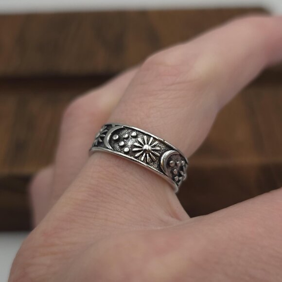 Size 7.5 Silver Tone Moon And Stars Ring A1206 - Picture 2 of 6
